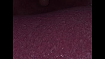 Mujer gigante traga entera a mujer pequeña