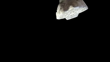 Mujer gigante traga entera a mujer pequeña