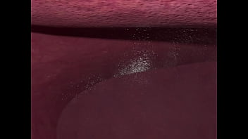 Mujer gigante traga entera a mujer pequeña