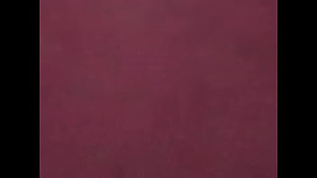 Mujer gigante traga entera a mujer pequeña