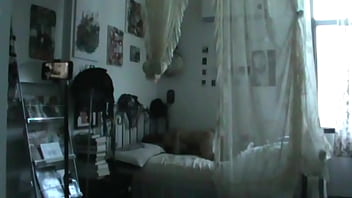 「 一边被扇一边操他 射在他嘴里后我们亲吻咽下所有精液。