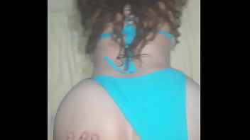 Follada a hermosa nalgona en cuatro patas con su pequeño bikini azul