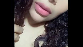 Esta chica x plata hasta eructa delicioso