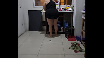 Grabo a la mama de mi amigo mientras hace limpieza y me follo Grabo a la mama de mi amigo mientras hace limpieza y me follo