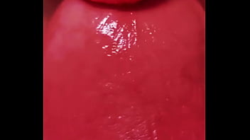 Dando aquela lambida pra ficar bem molhada