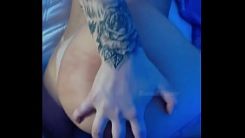 Sozinho com a ex do meu amigo em casa e acabei metendo nessa buceta molhada