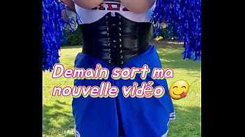 Demain soir sort ma nouvelle vidéo un petit indice sur la tenue alors pour