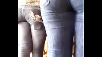 Morena com uma par de rabo