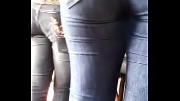 Morena com uma par de rabo