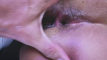 Eu gosto de sentir meu rabinho abertinho você pode me ajudar