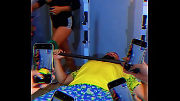 Treinador perde o foco quando aluna resolve foder com ele durante o treino