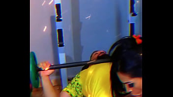 Treinador perde o foco quando aluna resolve foder com ele durante o treino