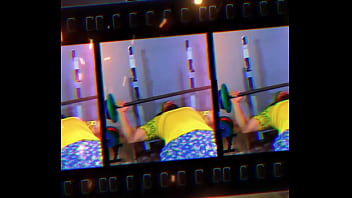 Treinador perde o foco quando aluna resolve foder com ele durante o treino