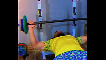 Treinador perde o foco quando aluna resolve foder com ele durante o treino