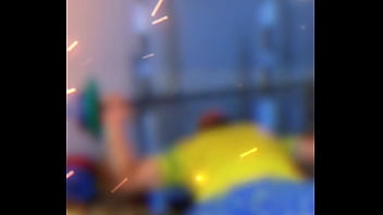 Treinador perde o foco quando aluna resolve foder com ele durante o treino