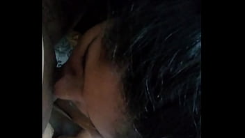 Gostosa engolindo pau