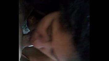 Gostosa engolindo pau