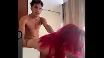 Hermanastra bitchy patina obtiene lo que se merece de su hermanastro en el baño