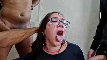 Fui filmar minha amiga e os safados me botaram pra mamar depois enfiaram o pau em mim