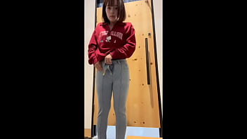 【女子大生の休日の日のルーティン動画】試着室でオナニーして家で買ったジーンズにお漏らししました。