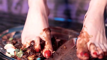 Esmagando um bolo delicioso com meu pés messy foot worship