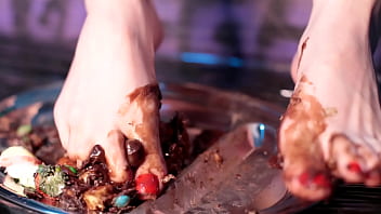 Esmagando um bolo delicioso com meu pés messy foot worship