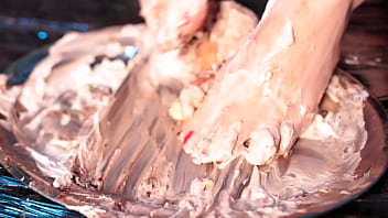 Esmagando um bolo delicioso com meu pés messy foot worship