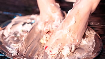 Esmagando um bolo delicioso com meu pés messy foot worship