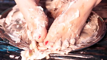 Esmagando Um Bolo Delicioso Com Meu Pés Messy Foot Worship thumbnail
