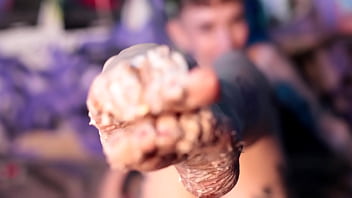 Esmagando um bolo delicioso com meu pés messy foot worship