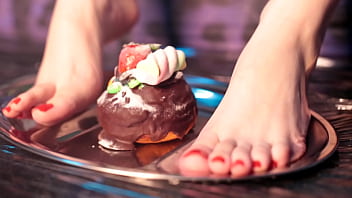 Esmagando um bolo delicioso com meu pés messy foot worship