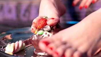Esmagando um bolo delicioso com meu pés messy foot worship