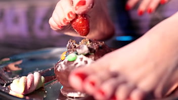 Esmagando um bolo delicioso com meu pés messy foot worship
