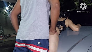 Casada safada entrou vara no quintal em cima do carro e saiu escorrendo porra