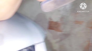 Casada safada entrou vara no quintal em cima do carro e saiu escorrendo porra