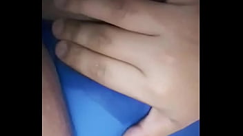 Safada gosta de fazer xixi na calcinha