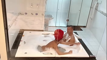 Arrastou a gostosa para hidromassagem