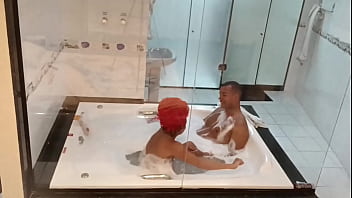 Arrastou a gostosa para hidromassagem