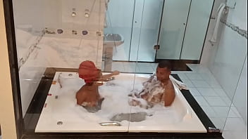 Arrastou a gostosa para hidromassagem