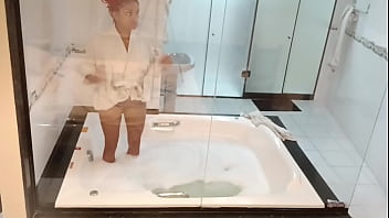 Arrastou a gostosa para hidromassagem