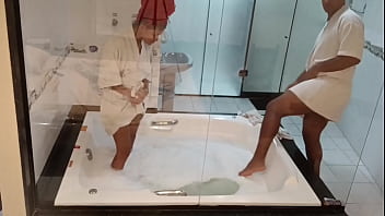 Arrastou a gostosa para hidromassagem