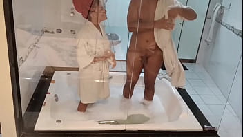 Arrastou a gostosa para hidromassagem