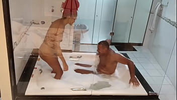 Arrastou a gostosa para hidromassagem