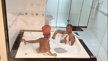 Arrastou a gostosa para hidromassagem