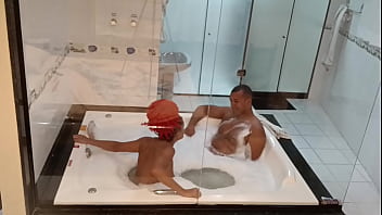 Arrastou a gostosa para hidromassagem