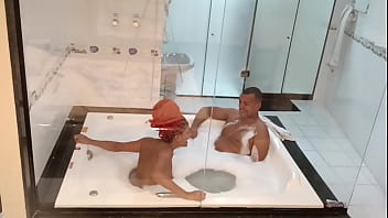 Arrastou a gostosa para hidromassagem