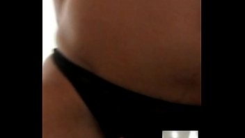 Ella juega sola con su juguete