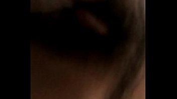 Ella juega sola con su juguete