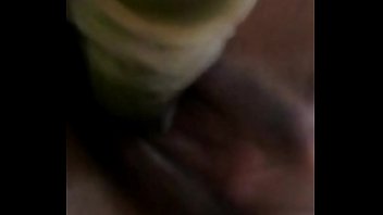 Ella juega sola con su juguete