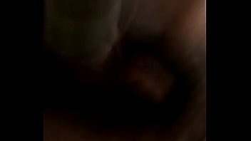 Ella juega sola con su juguete